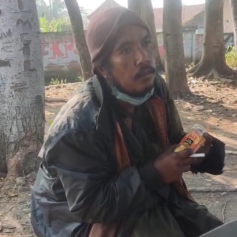 Terpisah Selama 5 Bulan dan Sempat Dikira Orang Tidak Normal, Kisah Pria Kembali Bertemu dengan Keluarganya Ini Viral