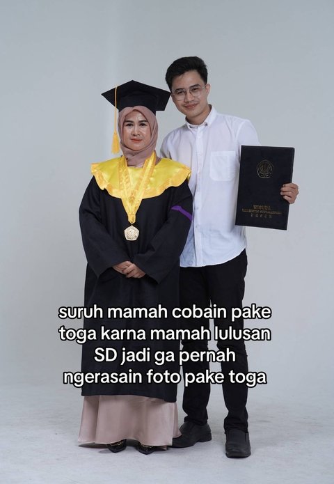 Pria Ini Minta Ibunda Foto Pakai Toga Miliknya, Kisah di Baliknya Viral Bikin Haru