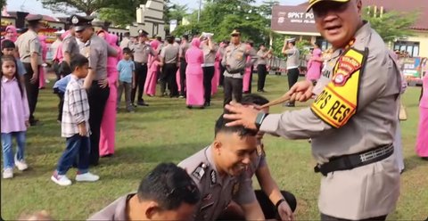 Tradisi Siram Air Kembang Kenaikan Pangkat Anggota, Kapolres Serang Beri Ucapan yang Tak Terduga