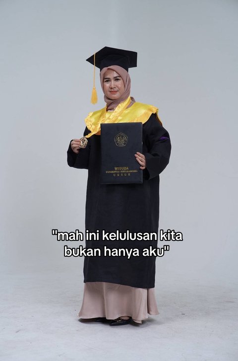 Pria Ini Minta Ibunda Foto Pakai Toga Miliknya, Kisah di Baliknya Viral Bikin Haru