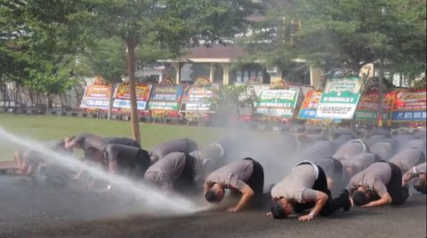 Tradisi Siram Air Kembang Kenaikan Pangkat Anggota, Kapolres Serang Beri Ucapan yang Tak Terduga