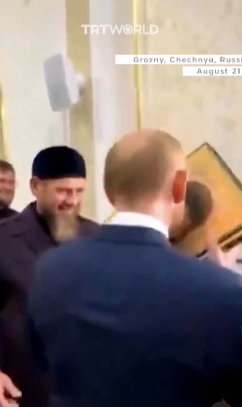 Momen Presiden Putin Masuk Masjid Lalu Cium & Peluk Alquran, ini Videonya