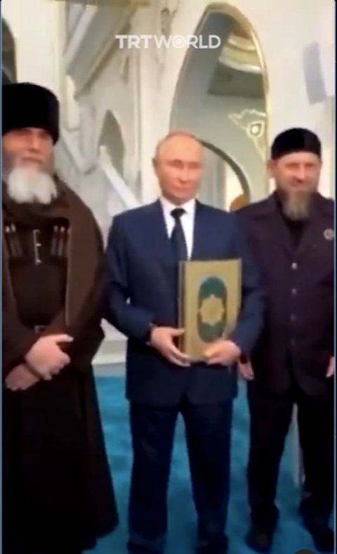 Momen Presiden Putin Masuk Masjid Lalu Cium & Peluk Alquran, ini Videonya