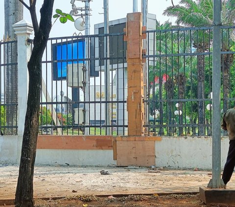 FOTO: Penampakan Terkini Pagar Gedung DPR yang Dijebol Pendemo, Langsung Dicor Ulang