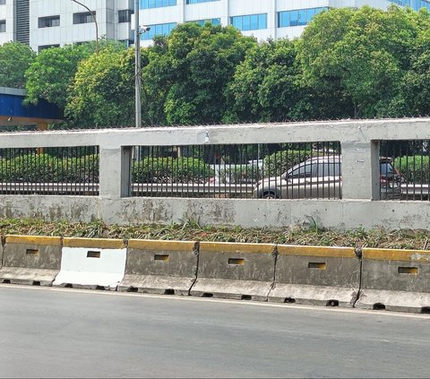 FOTO: Penampakan Terkini Pagar Gedung DPR yang Dijebol Pendemo, Langsung Dicor Ulang