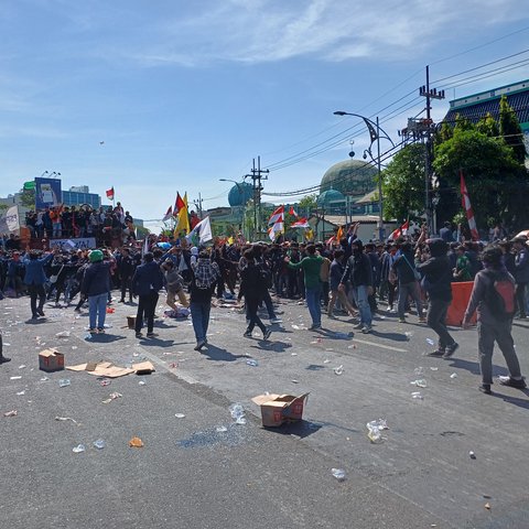 Demo Mahasiswa Tolak UU Pilkada Berlanjut di Jatim, Ricuh Usai Massa Kepung Gedung DPRD