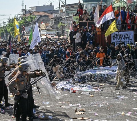 Ribuan mahasiswa dari berbagai universitas berunjuk rasa di depan Gedung DPRD Jawa Timur, Surabaya, Jumat (23/8/2024). Aksi unjuk rasa tersebut dilakukan untuk mengawal putusan Mahkamah Konstitusi (MK) terkait syarat usia calon kepala daerah dan ambang batas (trashold) pencalonan di Pilkada 2024 serta menolak revisi UU Pilkada. Foto: Juni Kriswanto/AFP