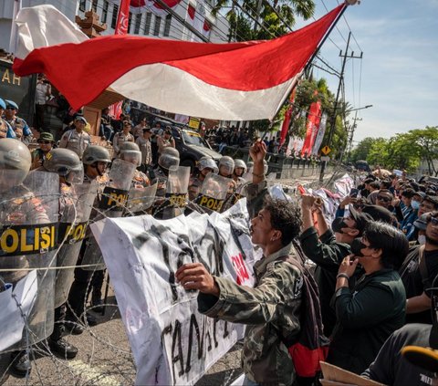 FOTO: Lautan Mahasiswa Geruduk Gedung DPRD Jatim Kawal Putusan MK, Situasi Sempat Memanas