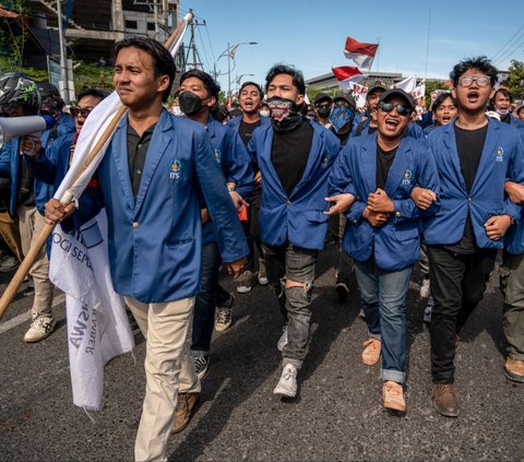 FOTO: Lautan Mahasiswa Geruduk Gedung DPRD Jatim Kawal Putusan MK, Situasi Sempat Memanas