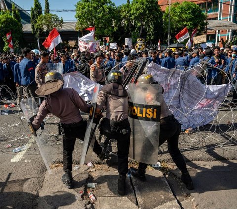 FOTO: Lautan Mahasiswa Geruduk Gedung DPRD Jatim Kawal Putusan MK, Situasi Sempat Memanas