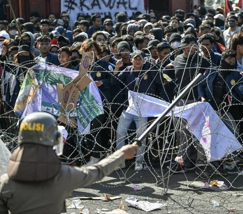 FOTO: Lautan Mahasiswa Geruduk Gedung DPRD Jatim Kawal Putusan MK, Situasi Sempat Memanas