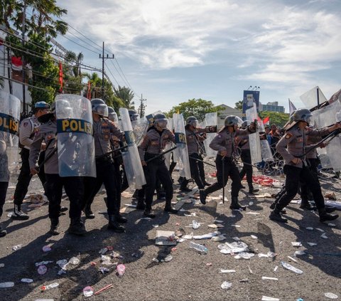 FOTO: Lautan Mahasiswa Geruduk Gedung DPRD Jatim Kawal Putusan MK, Situasi Sempat Memanas