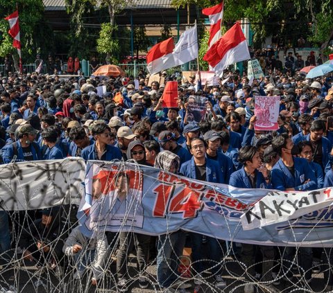 FOTO: Lautan Mahasiswa Geruduk Gedung DPRD Jatim Kawal Putusan MK, Situasi Sempat Memanas