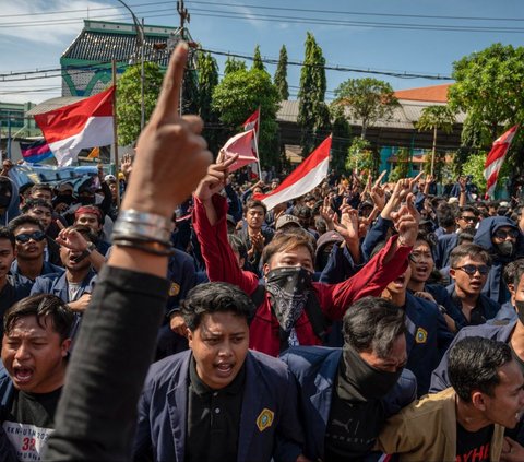 FOTO: Lautan Mahasiswa Geruduk Gedung DPRD Jatim Kawal Putusan MK, Situasi Sempat Memanas