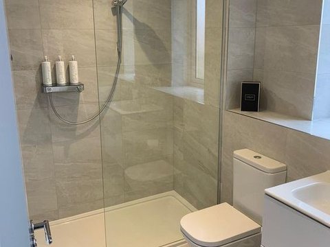 Desain Serba Putih: Sederhana namun Elegan untuk Kamar Mandi Minimalis<br>