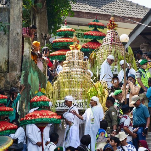 Potret Kemeriahan Sebar Apem di Klaten Dihadiri Menteri Jokowi, Hormati Keragaman Tradisi dan Budaya