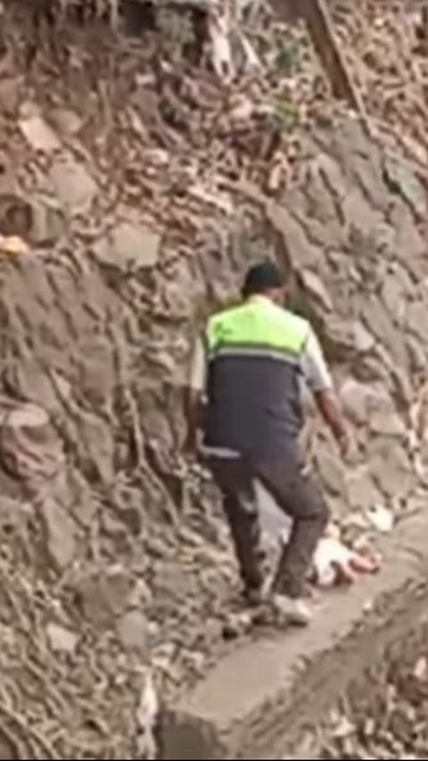 Viral Video of Baby Falling to the Edge of the River During the PKL Enforcement at Karet Station, Here's the Condition