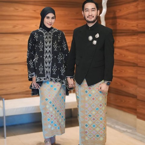 Aura Ibu Pejabat, Potret Terbaru Syahnaz Sadiqah Kenakan Kebaya Moden Anggun Banget