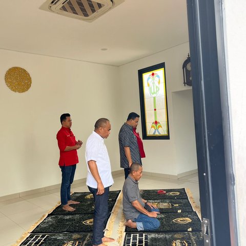 Ditemani Mantan Menteri Jokowi Sambangi Kantor PDIP Jakarta, Anies Sempatkan Salat Berjamaah