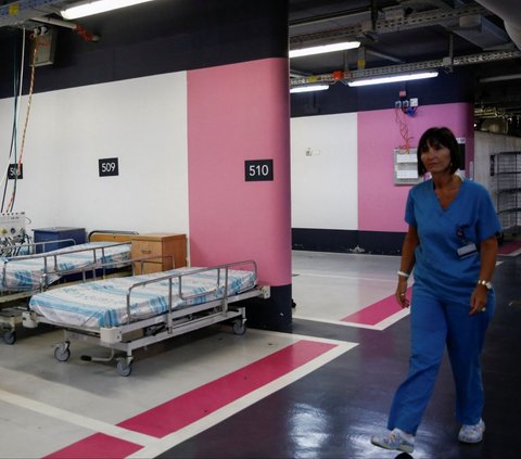 Suasana fasilitas parkir bawah tanah yang diubah menjadi ruang perawatan darurat di Rambam Health Care Campus, Kota Haifa, Israel, pada 18 April 2024. Untuk mengantisipasi serangan yang dilancarkan Iran, Israel menyiapkan rumah sakit bawah tanah terbesar di dunia. Foto: REUTERS/Shir Torem