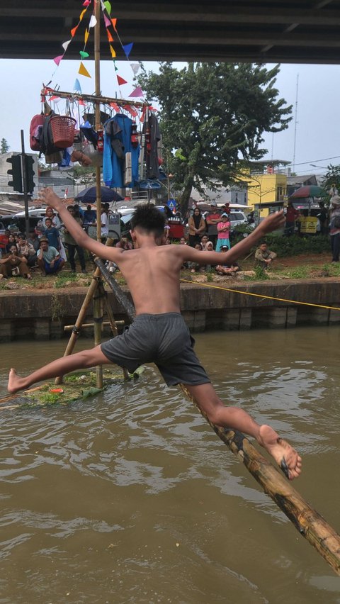 FOTO: Semangat Warga Kalimalang Rayakan Momen Kemerdekaan, Hadirkan Lomba Titian Bambu dan Gebuk Bantal