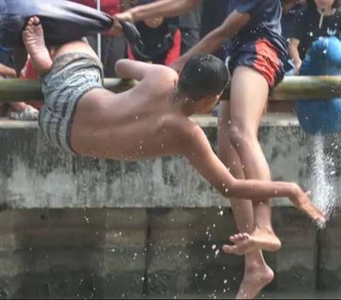 FOTO: Semangat Warga Kalimalang Rayakan Momen Kemerdekaan, Hadirkan Lomba Titian Bambu dan Gebuk Bantal