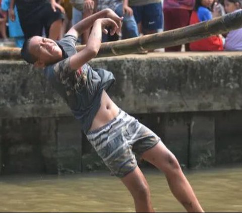 FOTO: Semangat Warga Kalimalang Rayakan Momen Kemerdekaan, Hadirkan Lomba Titian Bambu dan Gebuk Bantal