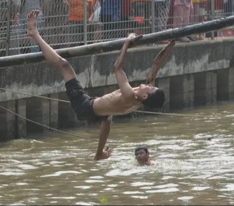 FOTO: Semangat Warga Kalimalang Rayakan Momen Kemerdekaan, Hadirkan Lomba Titian Bambu dan Gebuk Bantal