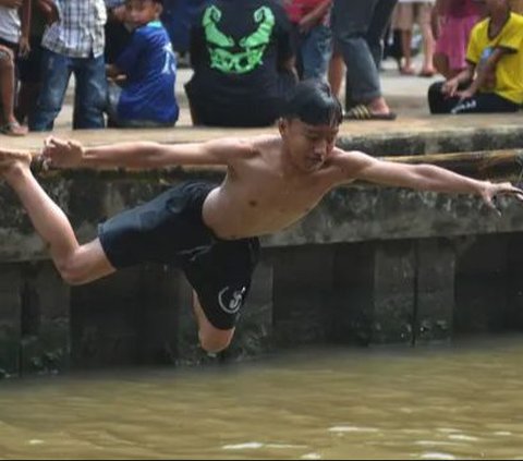 FOTO: Semangat Warga Kalimalang Rayakan Momen Kemerdekaan, Hadirkan Lomba Titian Bambu dan Gebuk Bantal