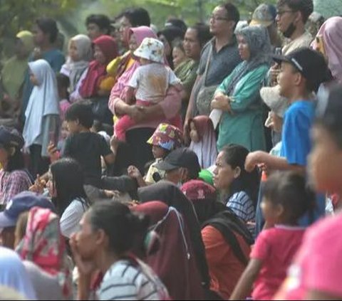 FOTO: Semangat Warga Kalimalang Rayakan Momen Kemerdekaan, Hadirkan Lomba Titian Bambu dan Gebuk Bantal