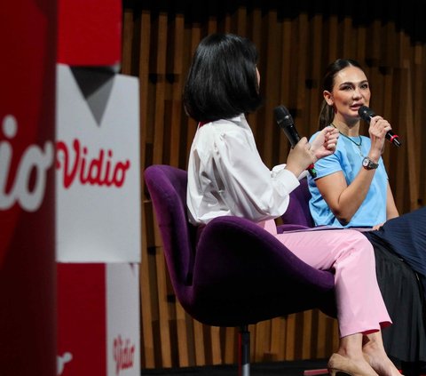 Aktris Luna Maya saat memberikan keterangan pada acara press conference ajang 'Tenis Bareng Luna' di SCTV Tower, Jakarta, Sabtu (24/8/2024). TS Media kembali menghadirkan acara olahraga istimewa bertajuk 'Tennis Bareng Luna' untuk merayakan hari spesial Luna Maya. Foto: Liputan6.com/Herman Zakharia