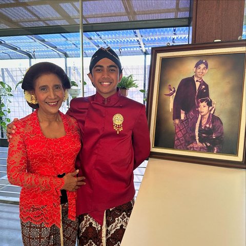 Susi Pudjiastuti Anggun Berkebaya Dipelukan Dua 'Pangeran' Tampan, Potretnya jadi Sorotan