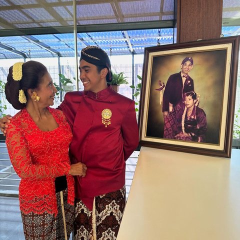 Susi Pudjiastuti Anggun Berkebaya Dipelukan Dua 'Pangeran' Tampan, Potretnya jadi Sorotan