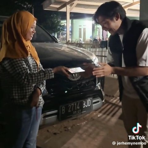 HP TikToker Ini Jatuh saat Kunjungi Bantargebang, Aksi Warga yang Temukan dan Kembalikan Tuai Pujian