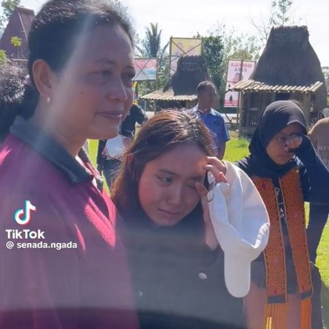 Momen Perpisahan Mahasiswa KKN UGM dengan Warga Desa di NTT Ini Viral, Bikin Haru