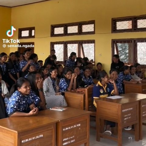 Momen Perpisahan Mahasiswa KKN UGM dengan Warga Desa di NTT Ini Viral, Bikin Haru