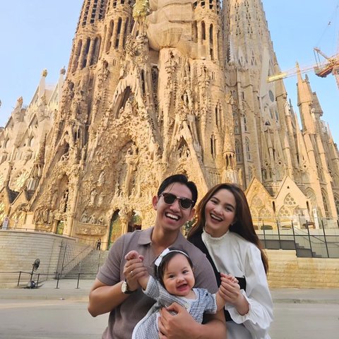 So Cute, ini Deretan Foto Baby Launa Anak Sabrina Anggraini dan Belva Devara saat Jalan-jalan di Barcelona