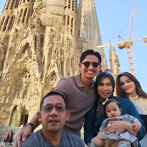 So Cute, ini Deretan Foto Baby Launa Anak Sabrina Anggraini dan Belva Devara saat Jalan-jalan di Barcelona