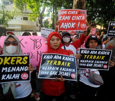 Dalam aksinya, mereka bersorak-sorai memberikan dukungan sambil menunjukkan poster dan spanduk bertuliskan kata-kata mendukung Ahok. Foto: merdeka.com / Arie Basuki