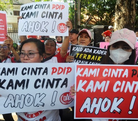 FOTO: Aksi Massa Pendukung Basuki Tjahaja Purnama di Jakarta: 'Kami Cinta PDIP Kami Cinta Ahok!'