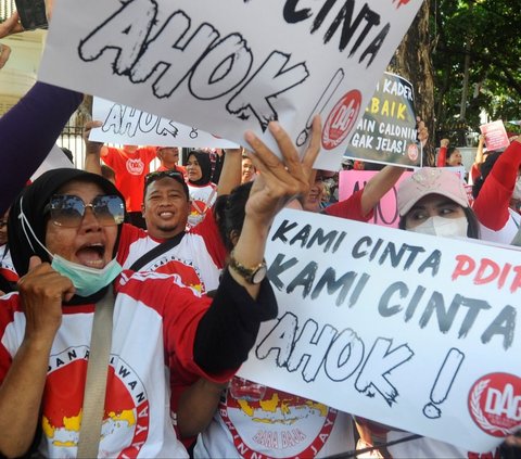 FOTO: Aksi Massa Pendukung Basuki Tjahaja Purnama di Jakarta: 'Kami Cinta PDIP Kami Cinta Ahok!'