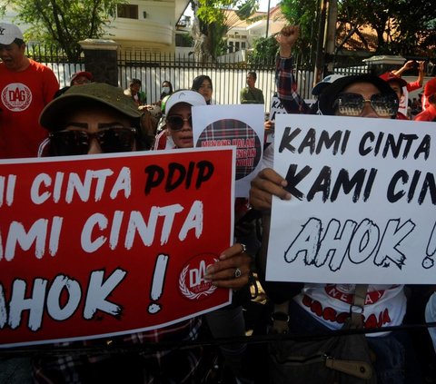 FOTO: Aksi Massa Pendukung Basuki Tjahaja Purnama di Jakarta: 'Kami Cinta PDIP Kami Cinta Ahok!'