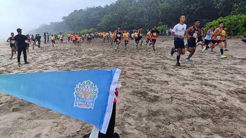 Serunya Berlari Susuri Hutan dan Pantai di Alas Purwo Jungle Run