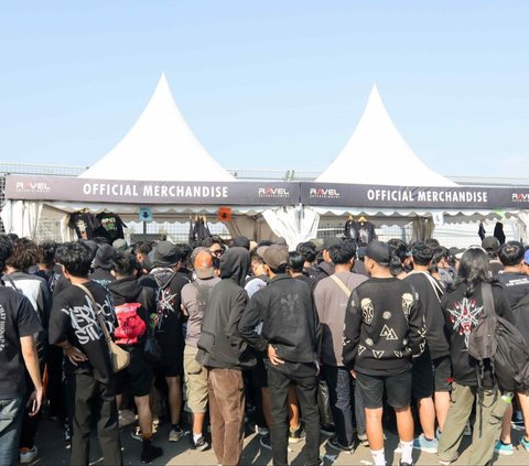 Penonton memadati booth official merchandise saat festival musik Nex Fest 2024 digelar di Carnaval Ancol, Jakarta Utara, Minggu (25/8/2024). Konser musik ini merupakan acara yang dipromotori oleh Ravel Entertainment. Foto:  Liputan6.com / Herman Zakharia