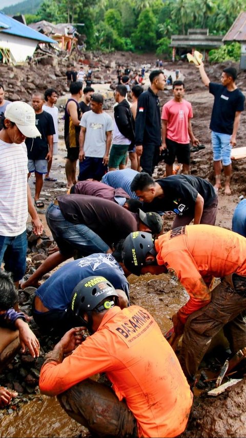 Bencana tersebut menerjang Kelurahan Rua pada Minggu (25/8/2024) pukul 04.00 WIT. Foto: AZZAM RISQULLAH / AFP