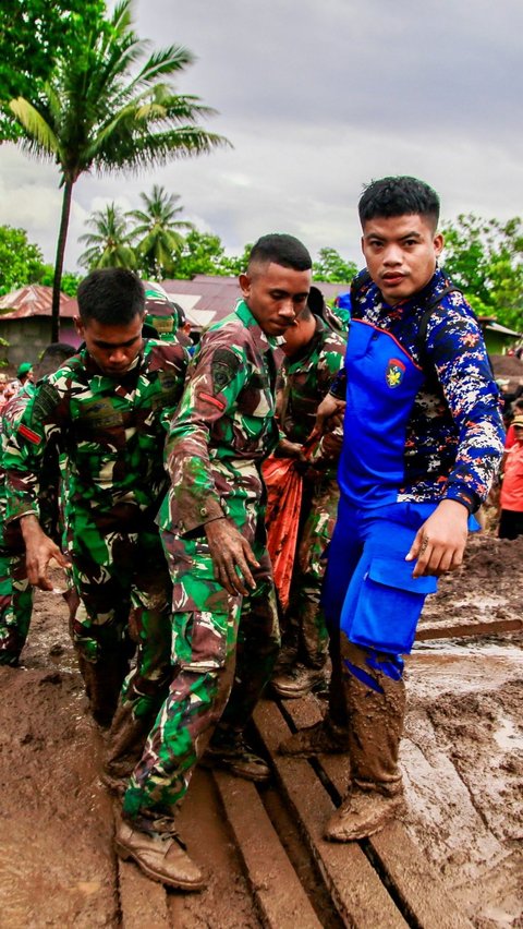 Jumlah korban bertambah seiring petugas gabungan dari Basarnas dan TNI terus berupaya melakukan pencarian korban yang masih hilang. Foto: AZZAM RISQULLAH / AFP