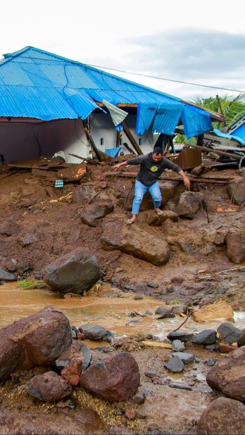 Material tanah bercampur batu-batu besar tampak dengan sekejap menghancur rumah-rumah di kelurahan itu. Foto: AZZAM RISQULLAH / AFP