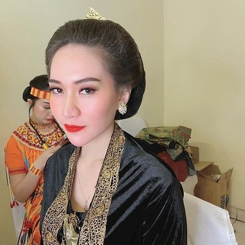 Potret Cantik Putri Sirty Cikita dalam Balutan Kebaya, Polwan Viral yang Kini Jadi Sorotan