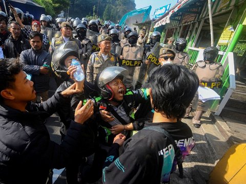 FOTO: Dikawal Keamanan yang Ketat, Pembongkaran PKL Tahap 2 di Puncak diwarnai Penolakan dan Isak Tangis Pedagang