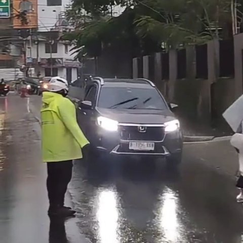 Jualan Bubur Ayam usai Pulang Bertugas, Sosok Anggota Polisi Ini Curi Perhatian